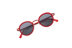 Gafas rojas de sol rojas sobre fondo blanco