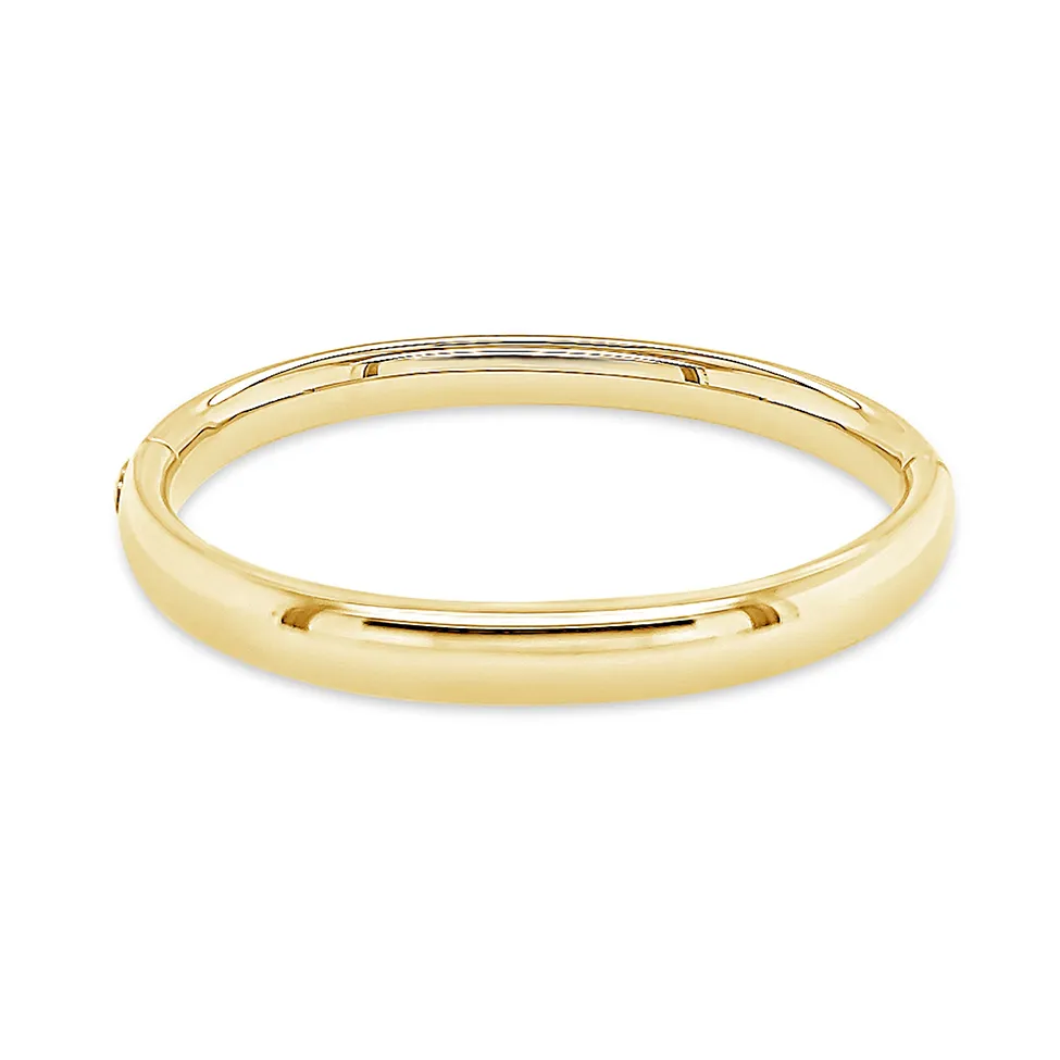 Pulsera de oro sobre fondo blanco