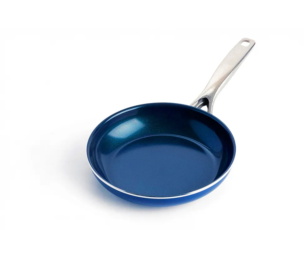 Sartén azul con mango plateado sobre fondo blanco