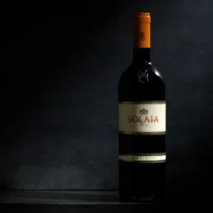 Fotografía publicitaria de botella de vino Solaia sobre fondo oscuro