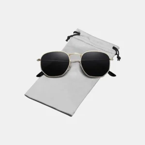 Gafas de sol de estilo clasico con montura metalica y lentes oscuras junto a su funda gris
