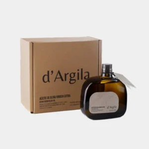 Aceite de oliva en caja y sobre fondo gris